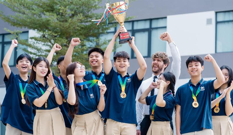 Vietnamese secondary school students collaborating or studying advanced subjects in a classroom